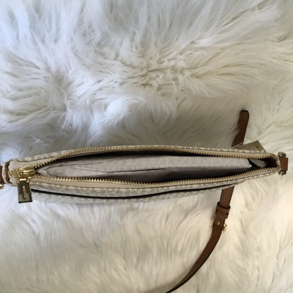 NWT Michael Kors the Bedford flat crossbody bag - Picture 7 of 7